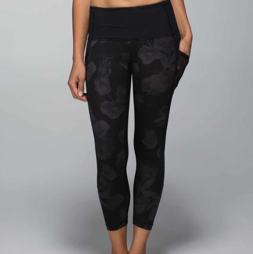 Lululemon Black Seek The Heat Crop Inky Floral, Size 6
